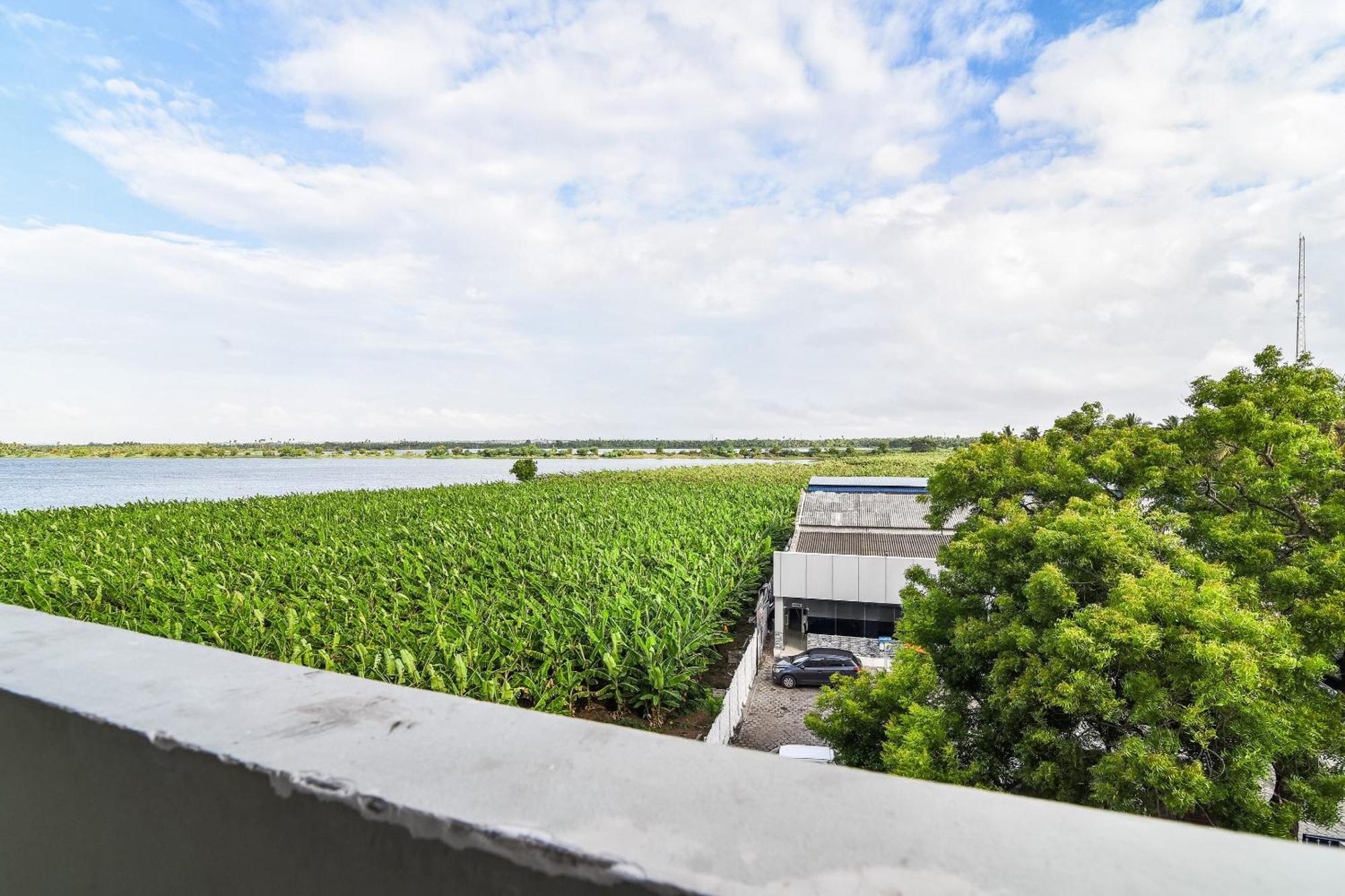 Oyo Flagship Lotus Lakeview Apartments Singānallūr Bagian luar foto